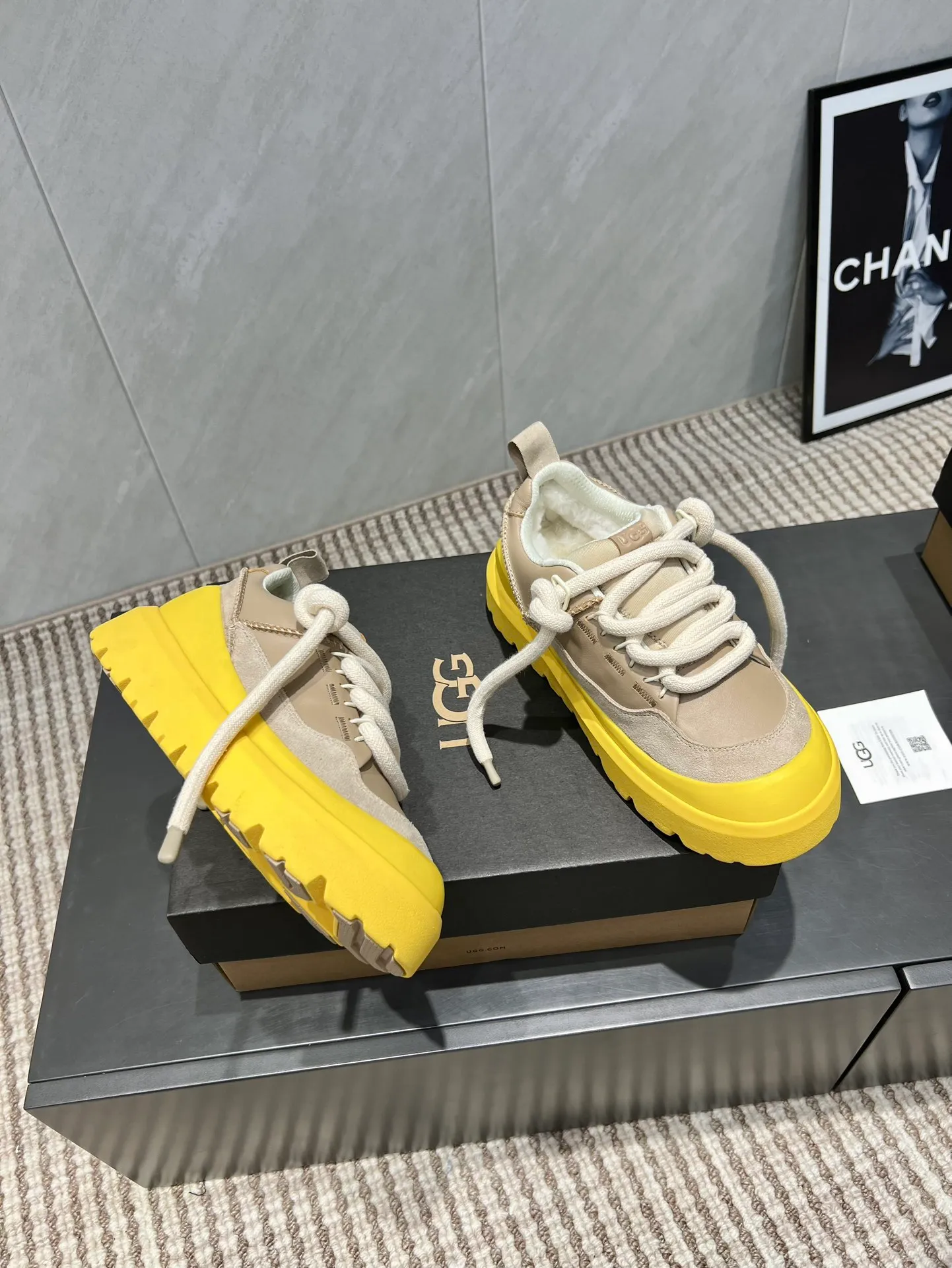 Factory: Couple P620💰 "Exclusive top version" UGG~25vs popular platform thick-soled casual shoes series... [Couple's thick-soled Maori casual shoes] A shoe that will not clash with shirts, simple partition design ➕ spotted outsole, silk curly upper, a must-have for autumn and winter, can be worn with any pants or skirt, very comfortable and good-looking... ❶Fabric: Original customized cow ➕ Sheepskin ❷Inner lining: original customized wool ❸Feet: original customized sheepskin ❹Outsole: original molded foam outsole ❺Number: 35-44 (Female 41. Male 45. Customized, non-returnable) ❻Packaging: Original full set of packaging ☀Color: Official website updated simultaneously